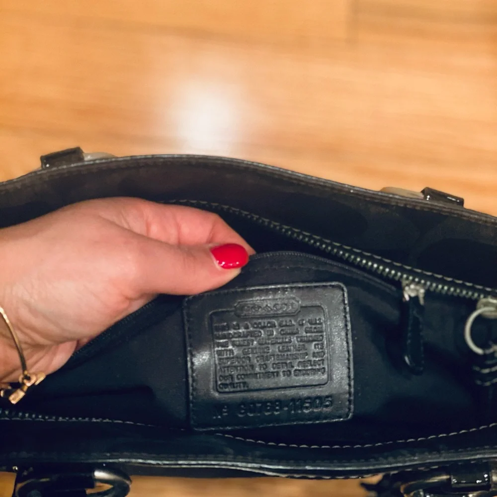 Designer Coach Tote Handbag. Black Color - Picture 2 of 4